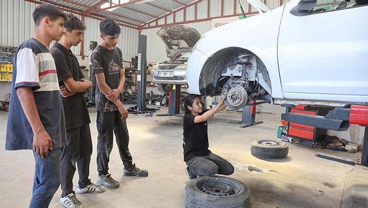Motor söküyor, şanzıman indiriyor! ‘Sanayi prensesi’ 5 çırağa ustalık yapıyor