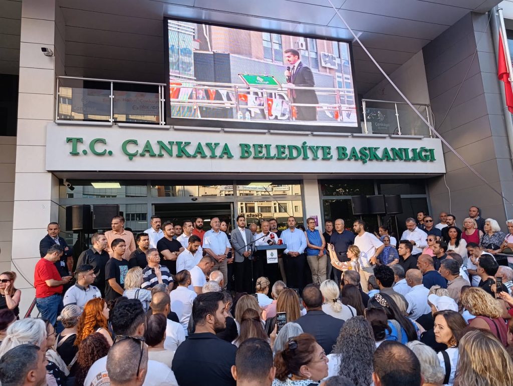 Yurttaşlar tutuklama sonrası belediye önünde toplandı: Güner’in suçu “Yürünecekse yol Özgür Özel’le yürünür” demesidir